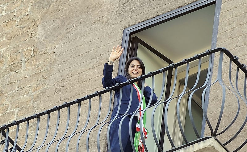 La Raggi si affaccia dal balcone del Campidoglio e si commuove 14