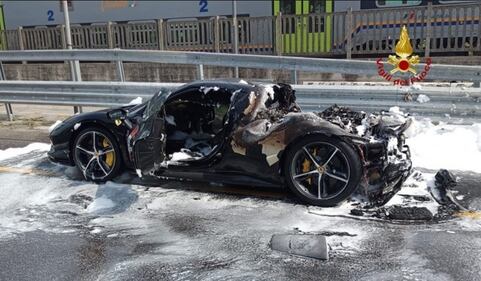 Mestre, la Ferrari 296 GTS esplode e prende fuoco: le immagini choc 5