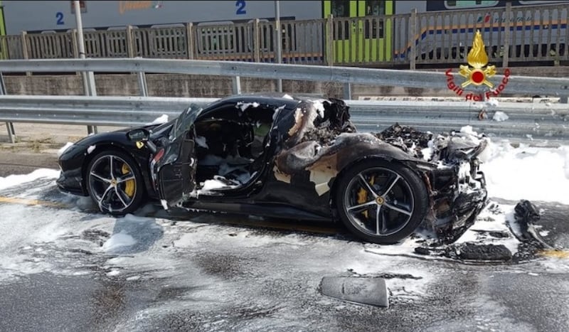Mestre, la Ferrari 296 GTS esplode e prende fuoco: le immagini choc 5