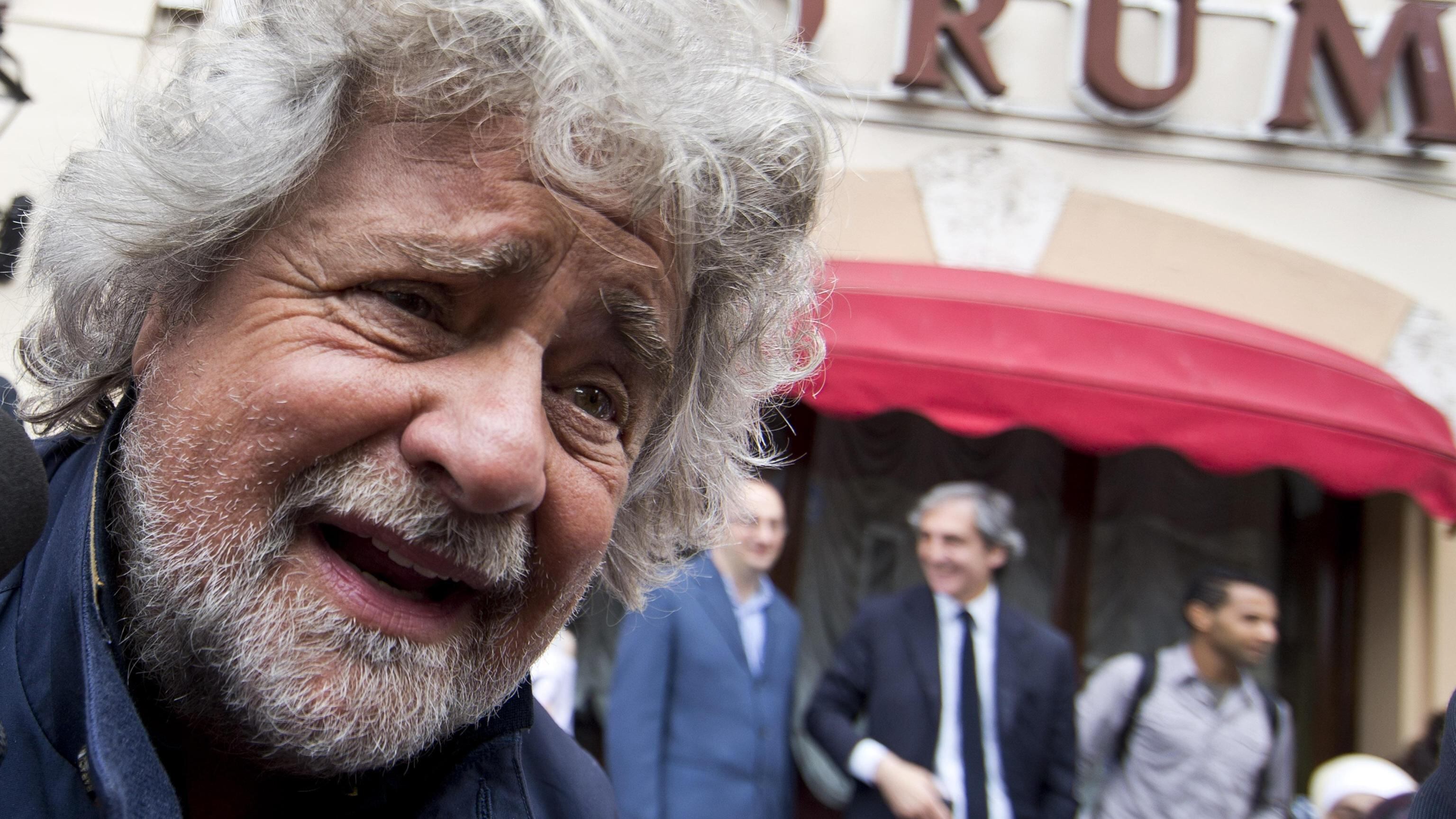 Grillo, leader in ciabatte che affonda il suo partito