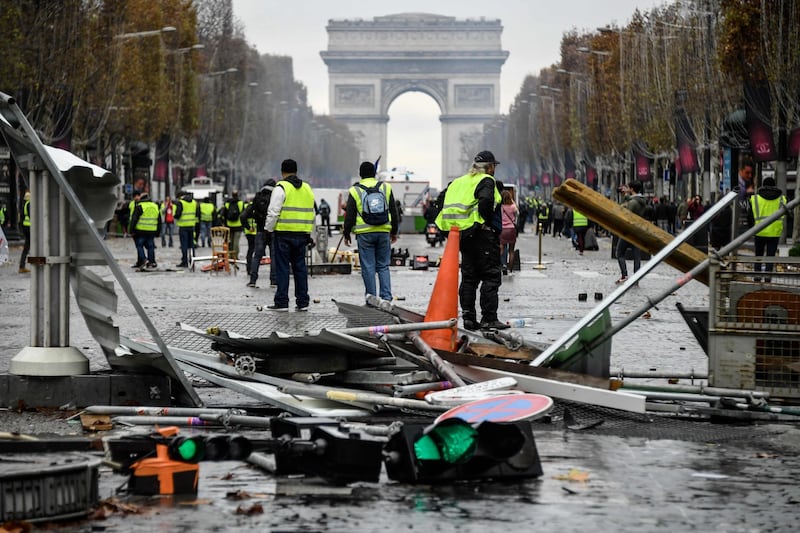 La protesta dei gilet gialli a Parigi: guerriglia sugli Champs-Élysées 9