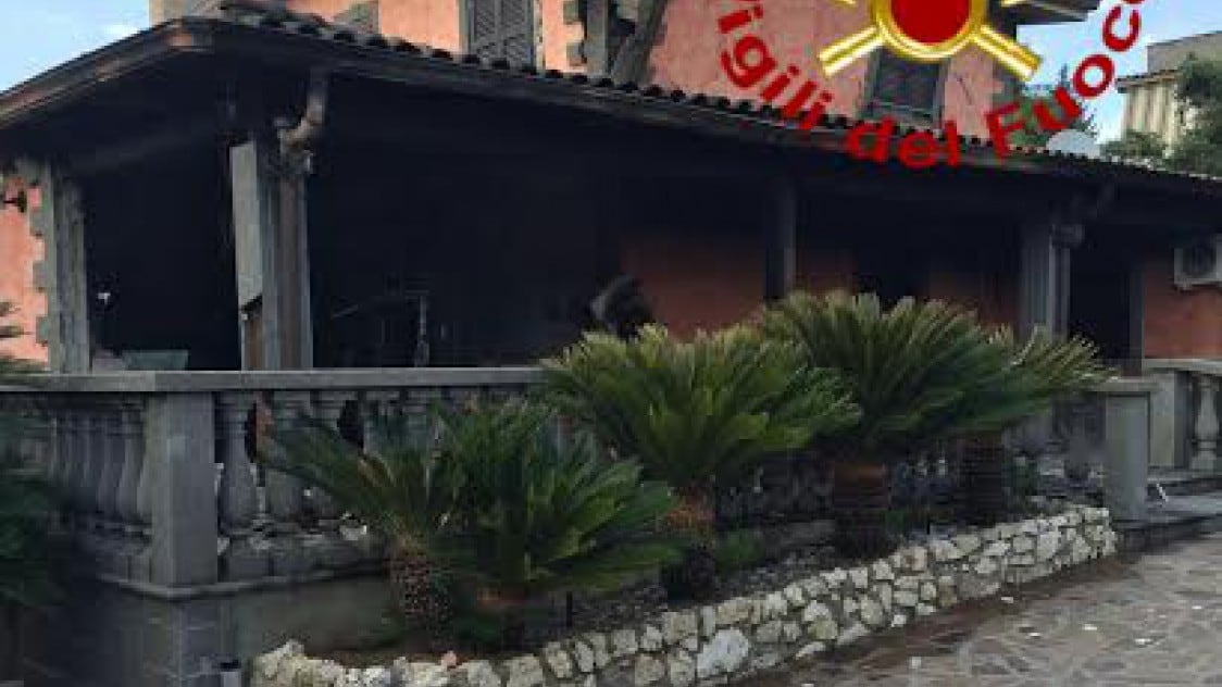Muore mentre brucia la villetta dello spasimante della sorella