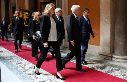 Napolitano, le immagini della camera ardente: il picchetto d'onore, le corone di fiori, l'arrivo dei politici 11