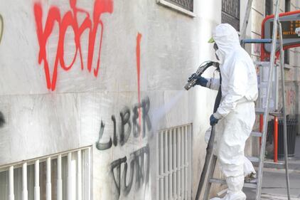 Al lavoro per ripulire Milano dopo gli scontri 1