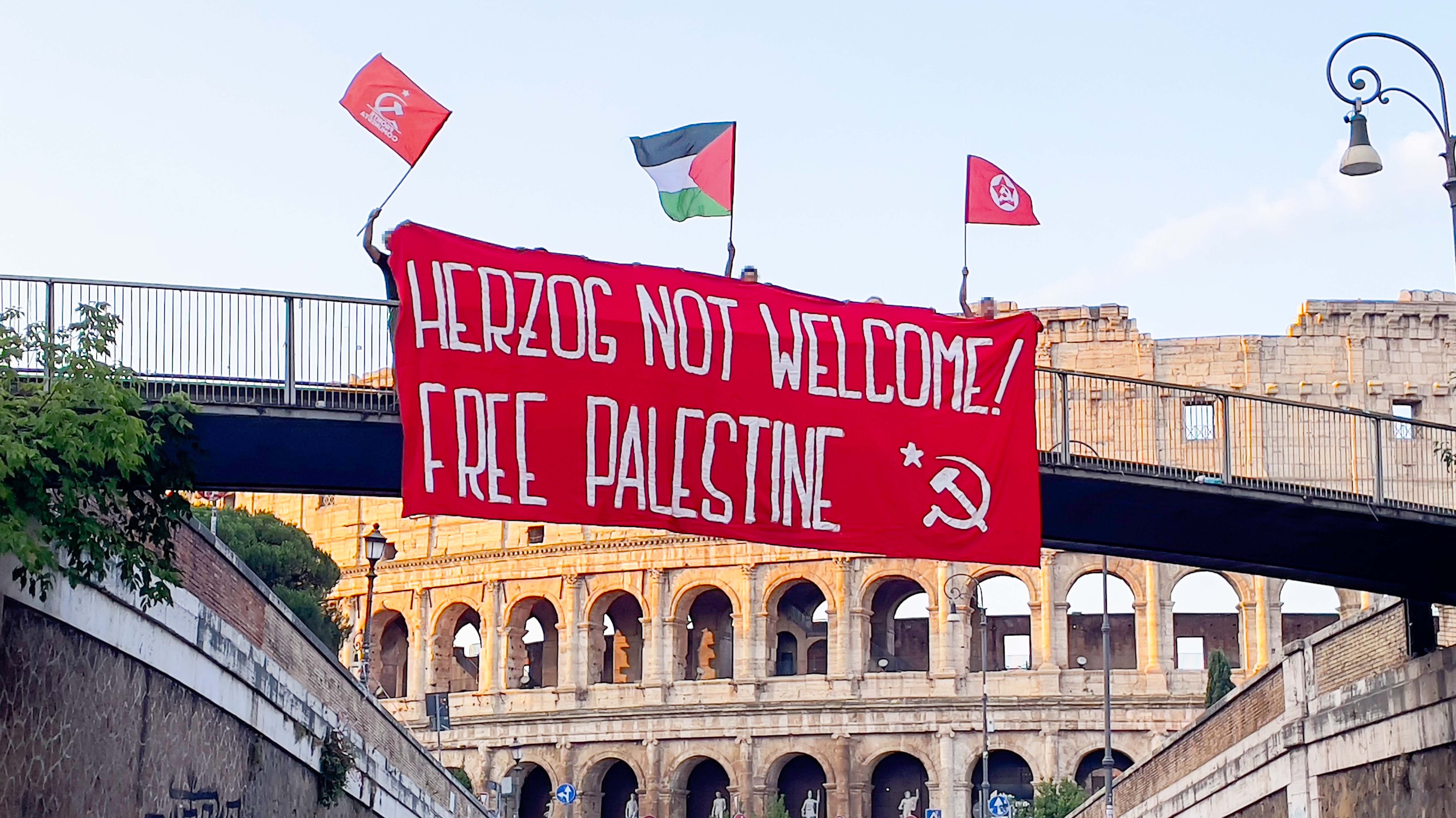 I pro-Pal italiani scendono in piazza per esaltare il massacro di Hamas