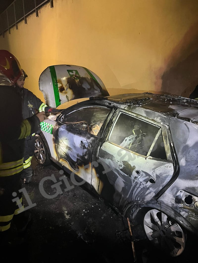 Briciate le auto della polizia locale a Milano: si indaga negli ambienti anarchici 3