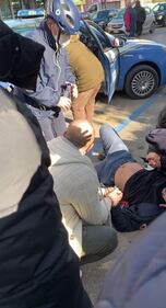 Sparatoria a Taranto, le foto: auto crivellata, 2 poliziotti feriti 6