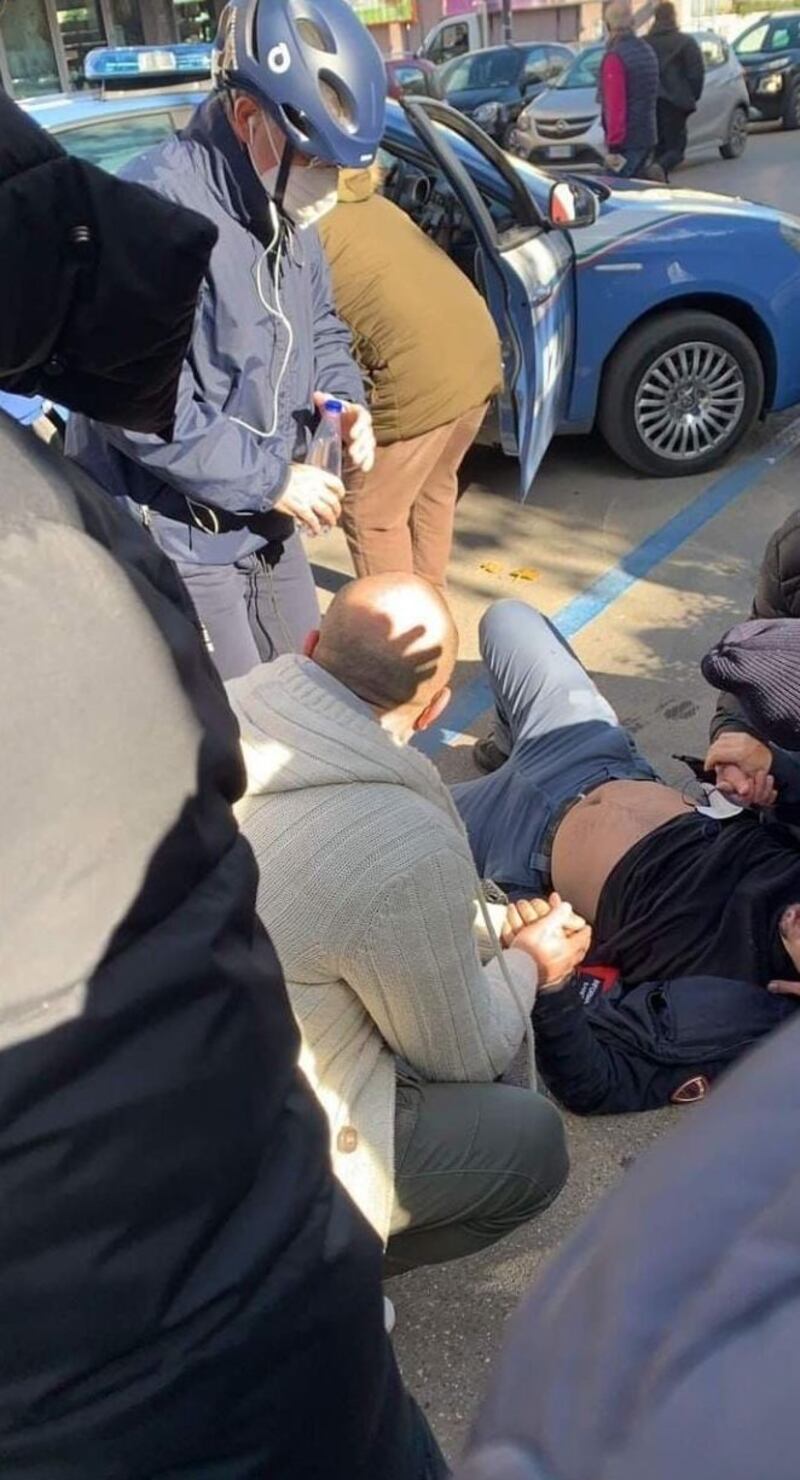 Sparatoria a Taranto, le foto: auto crivellata, 2 poliziotti feriti 6