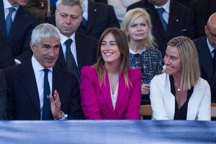 2 giugno, la Boschi in fuxia scherza con Casini 5