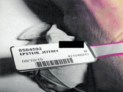 Il volto livido, i tentativi di rianimazione, il cappio. Epstein e le foto choc della sua morte
