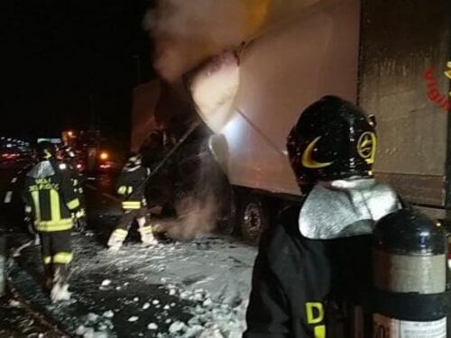 Tir prende fuoco sulla A1. Due pompieri rimasti feriti