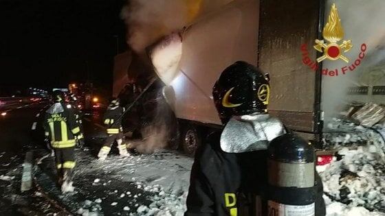 Tir prende fuoco sulla A1. Due pompieri rimasti feriti