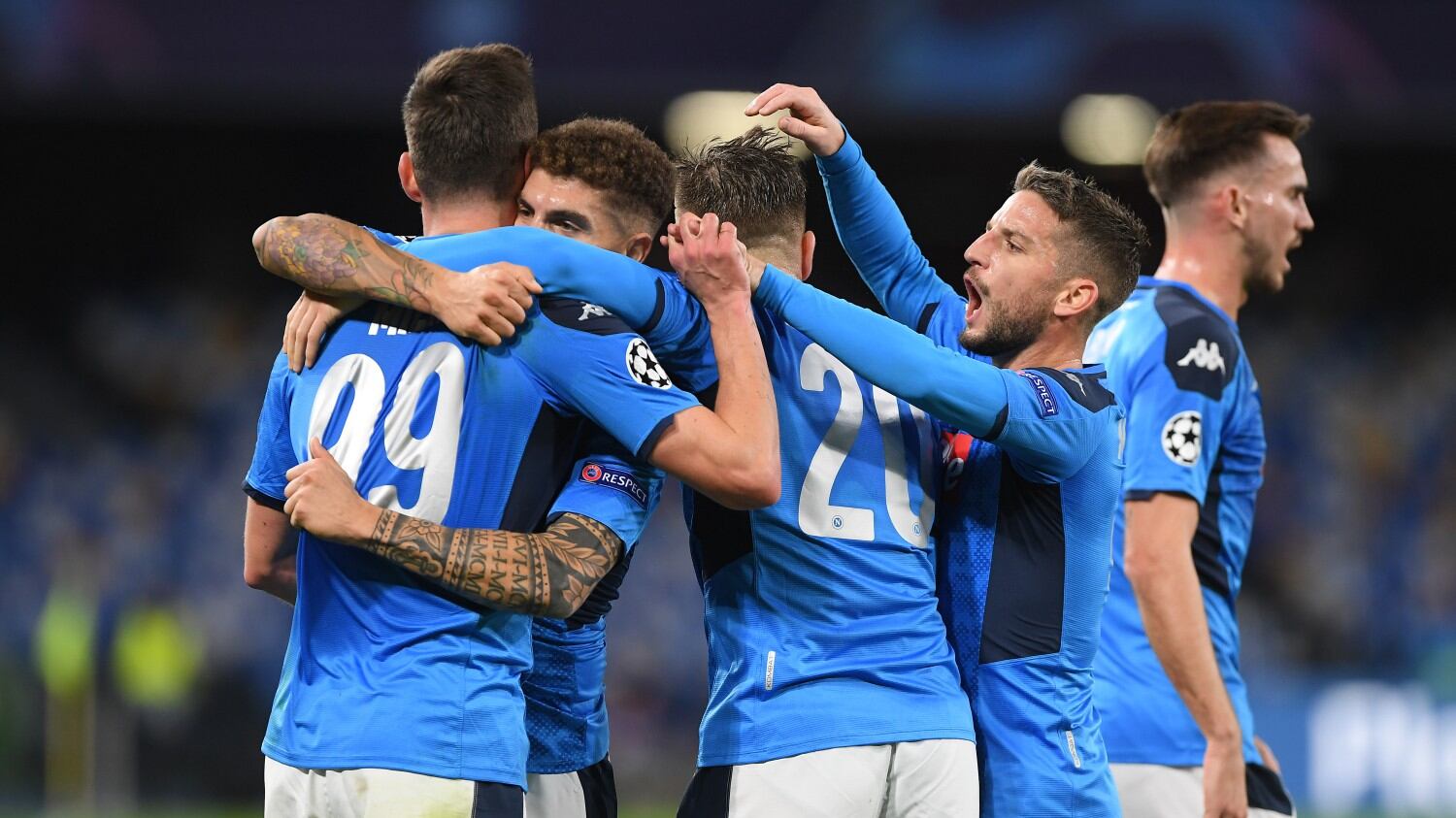 Il Napoli travolge 4-0 il Genk e vola agli ottavi di Champions. Ancelotti non si dimette