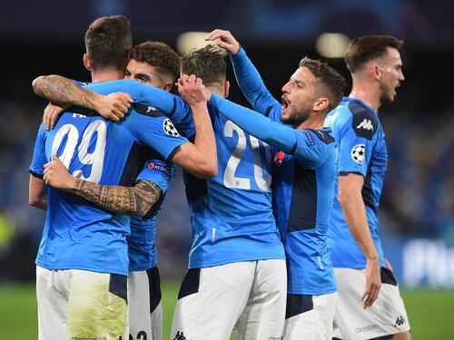 Il Napoli travolge 4-0 il Genk e vola agli ottavi di Champions. Ancelotti non si dimette