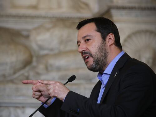 Salvini: "Invasione di migranti porta allo scontro sociale"