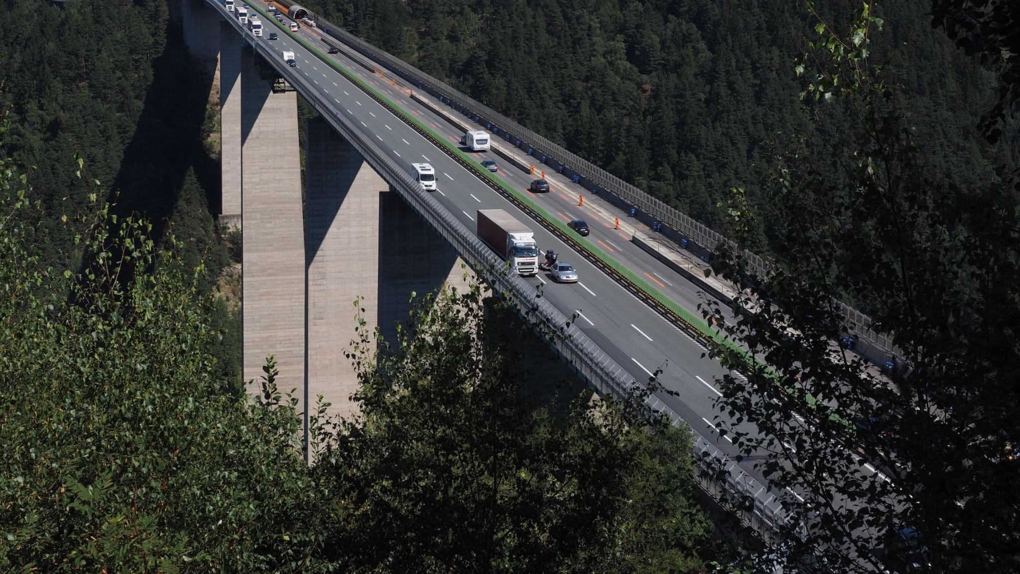 Ponte del 2 giugno, l’Austria chiude l’Autostrada del Brennero: ripercussioni e proteste