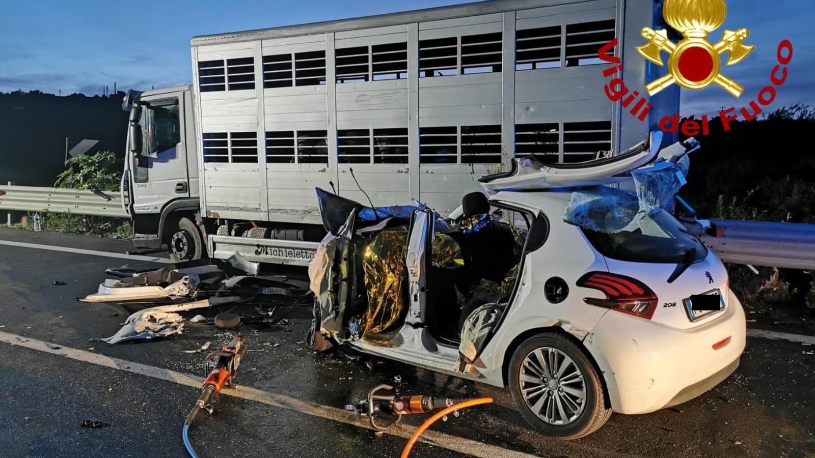 Si schiantano contro un tir dopo un sorpasso: tre morti a Francofonte