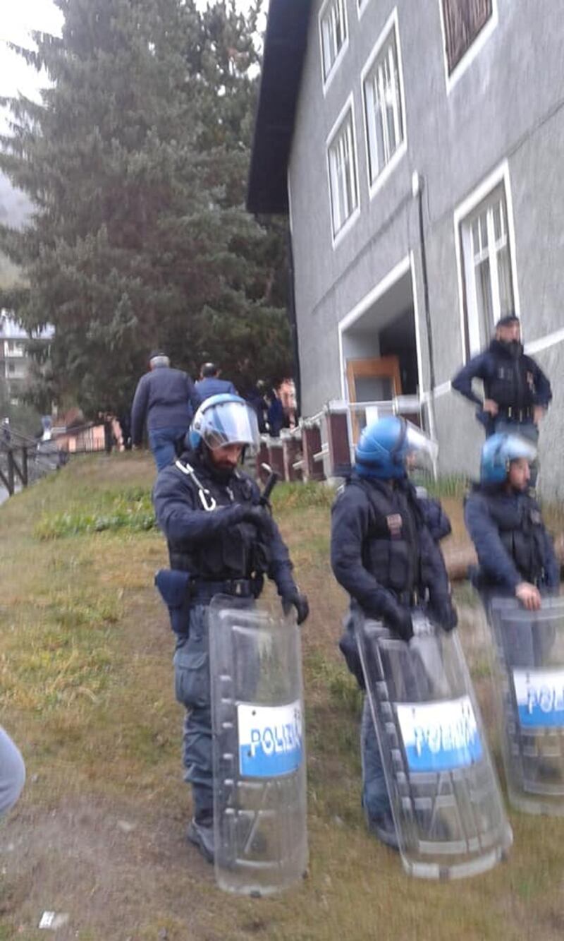 Il blitz delle forze dell'ordine nel rifugio autogestito che ospita i migranti 3