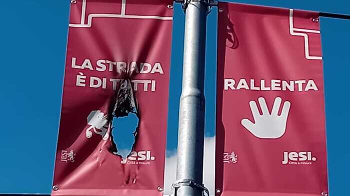 Jesi, bruciato il cartello stradale che raffigura una donna col burqa