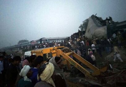 India un treno è deragliato in un grave incidente ferroviario 9