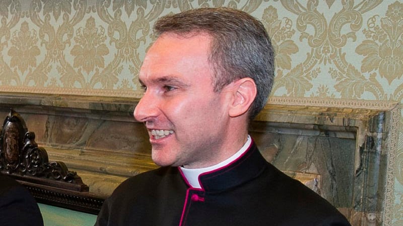 Foto hard di bambini Monsignor Capella condannato a 5 anni