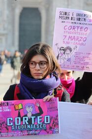 A Milano contro la violenza delle donne: Flash Mob in piazza Duomo 1