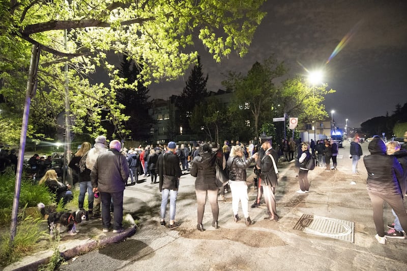 Roma, ira dei cittadini contro i rom: esplode la protesta 1