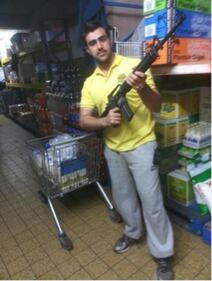 Terrorismo, arresti a Bari: foto col mitra in mano 1