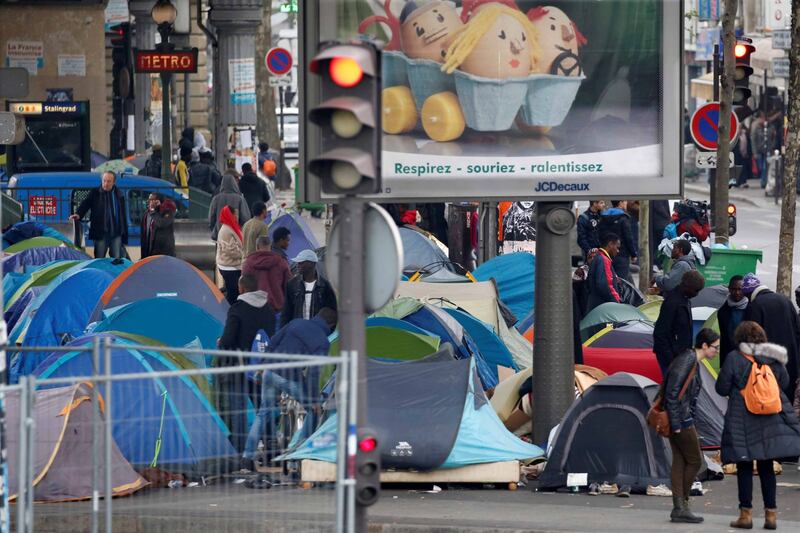 Parigi invasa dai migranti 9