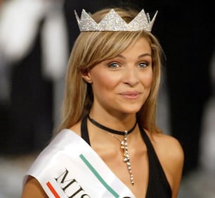 Cristina Chiabotto e il bikini bianconero: fisico da Champions 12