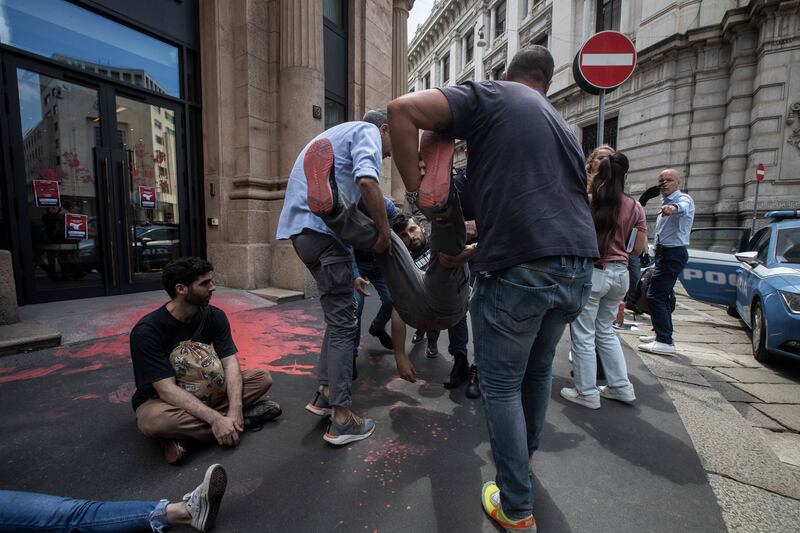Vernice rossa sulla sede di Jp Morgan: il blitz dei proPal a Milano 6