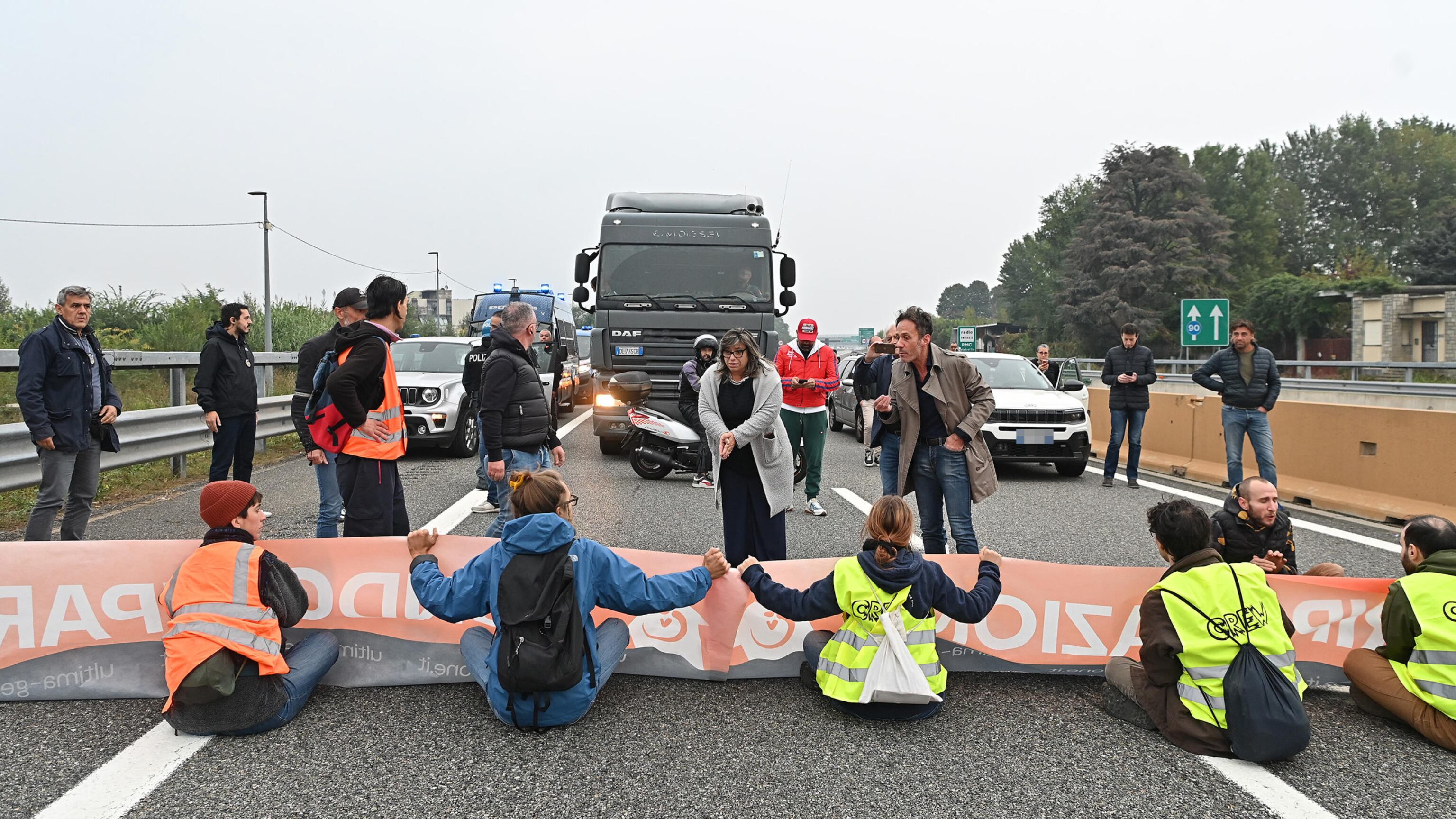 "Rischiamo la morte". L'ultima follia dell'ecoattivista contro il governo