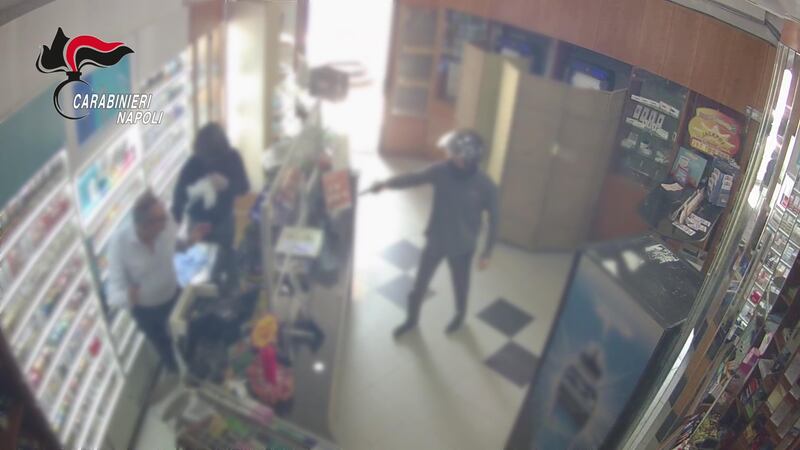 La rapina sventata ad Afragola dal carabiniere: la sequenza 1