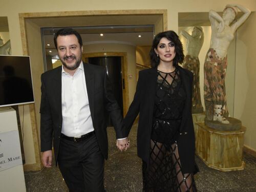 Migranti, Salvini punge Sanremo: "Aspetto una canzone sui terremotati"