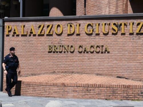 "Invece di stare al cellulare cercati un lavoro", uccise la madre dopo un rimprovero: ergastolo