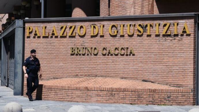 "Invece di stare al cellulare cercati un lavoro", uccise la madre dopo un rimprovero: ergastolo