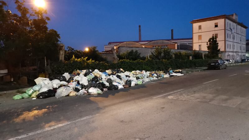 Napoli, raccolta di rifiuti al collasso: cumuli di immondizia in strada 6