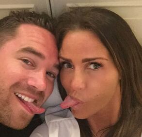 Katie Price, aka Jordan, da modella bombastica alla riduzione del seno 12