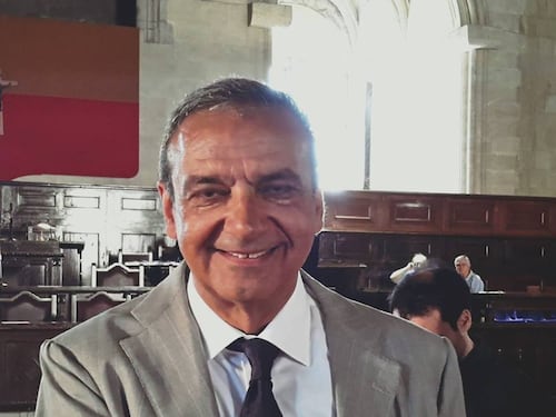 Napoli, casa al consigliere vicino a De Magistris. La Lega: “Dimissioni”