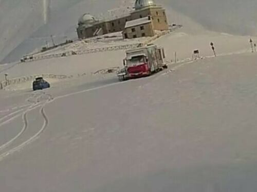 La passeggiata coi cani, i documenti e il camper sotto la neve: mistero sul proprietario scomparso