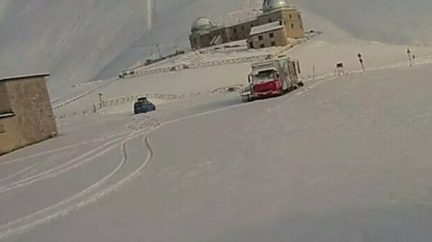 La passeggiata coi cani, i documenti e il camper sotto la neve: mistero sul proprietario scomparso