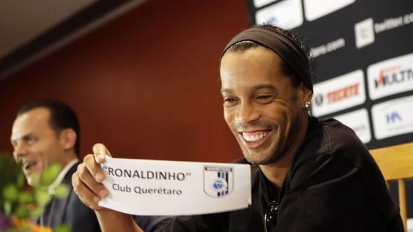 "Brasiliano, ma pur sempre una scimmia". Il benvenuto razzista di un politico a Ronaldinho