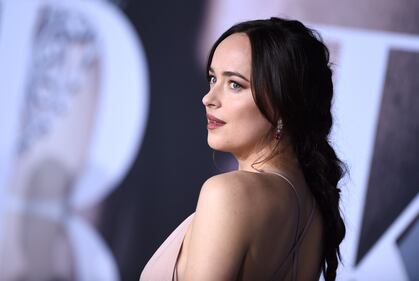 Dakota Johnson senza reggiseno per "50 Sfumature di Nero" 11
