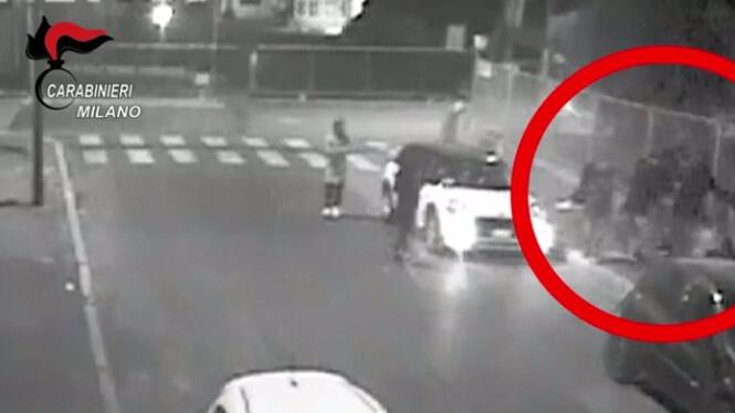Milano, aggrediti dal branco perché omosessuali: otto giovani in manette