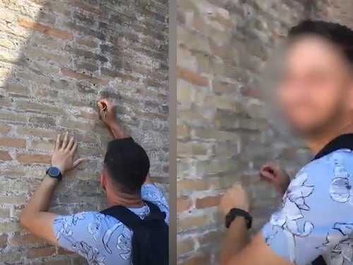 Sfregio al Colosseo, identificato il turista, un 27enne inglese: partita la denuncia