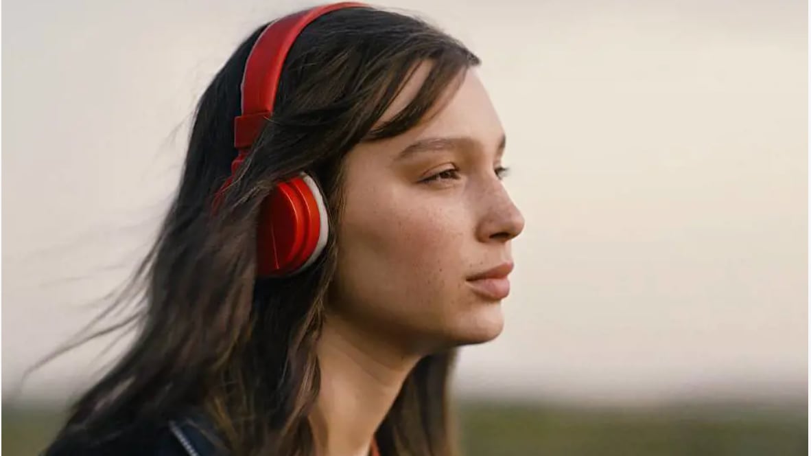 Sarah Toscano, chi è la protagonista del successo Netflix "Non abbiamo bisogno di parole"