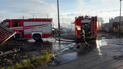 I container della famiglia Azdovic incendiati nel campo rom di via di Salone 3