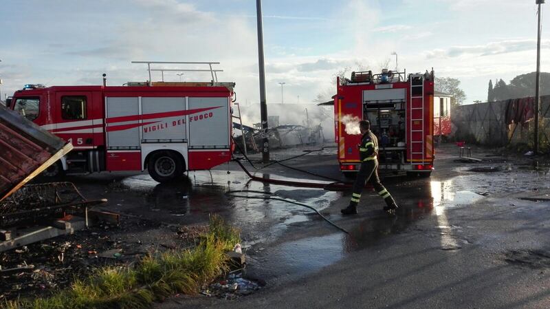 I container della famiglia Azdovic incendiati nel campo rom di via di Salone 3