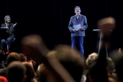 Francia, Melenchon fa il comizio in ologrammi 8