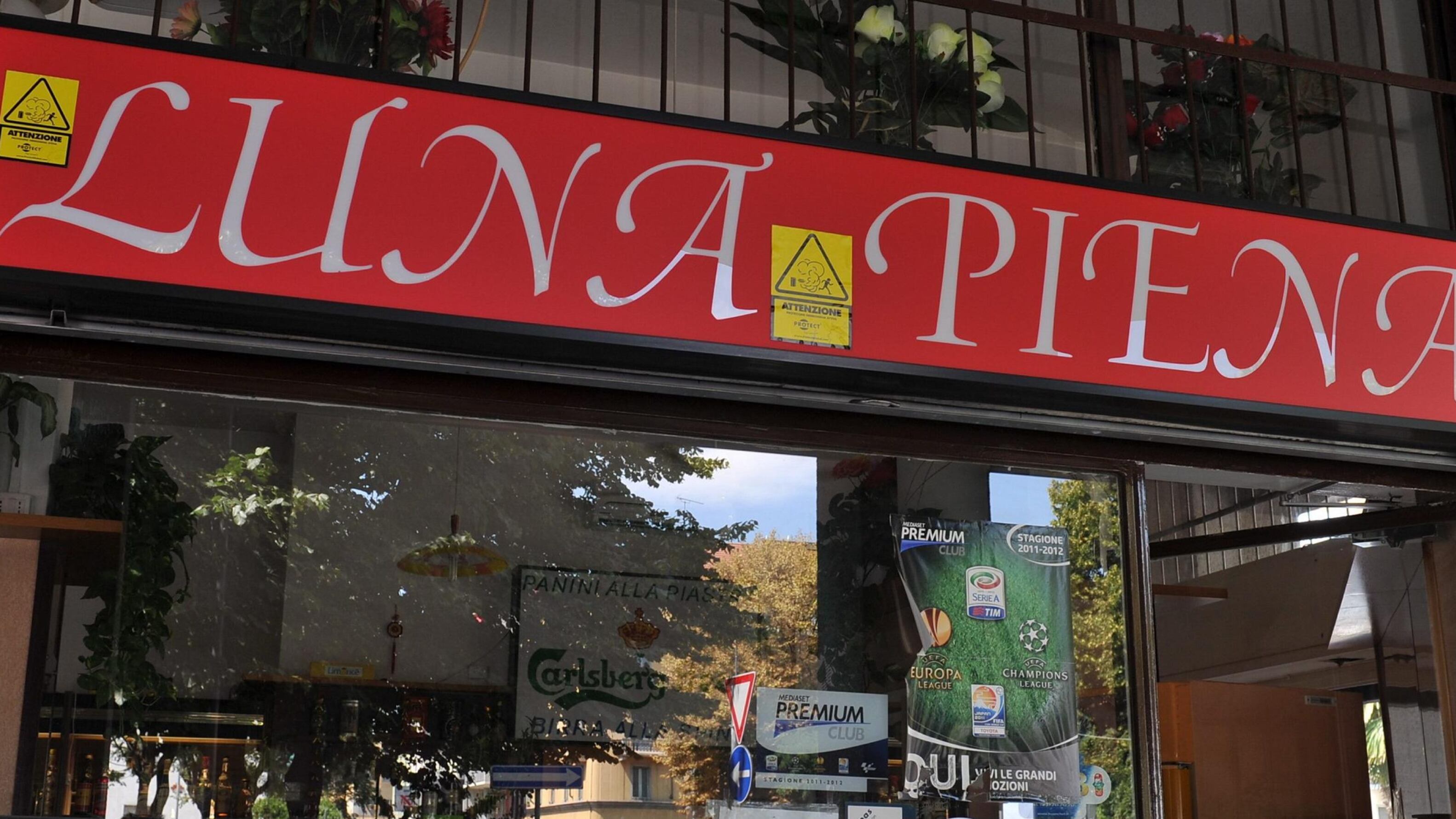Picchiato a sangue per l'incasso: è grave il proprietario di un bar